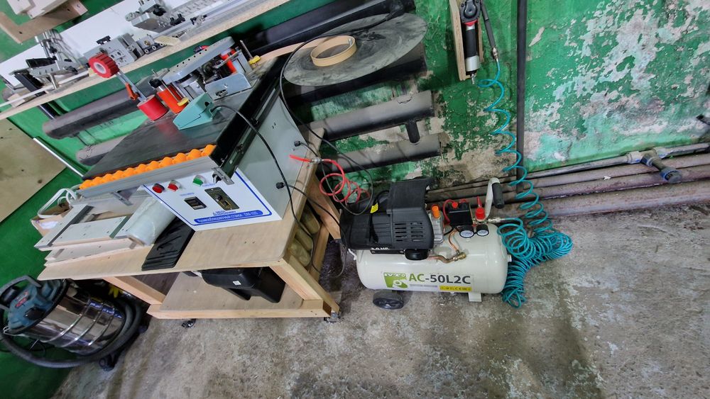 Пила с подрезным диском, кромщик с компрессором, верстаки.