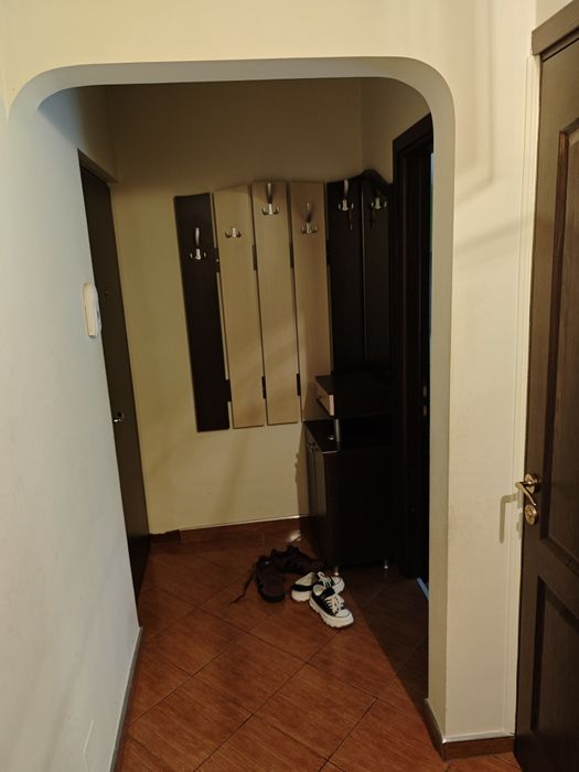Închiriez apartament 3 camere