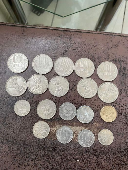 Vând monede 100lei! Pret: 3000lei.