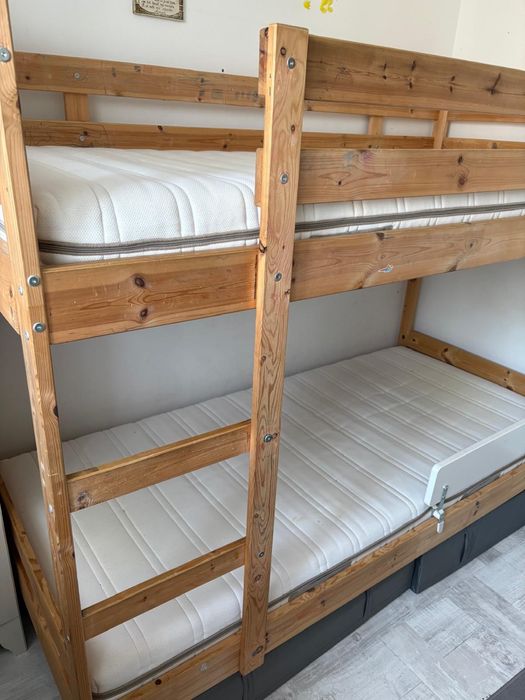 Se vinde pat suprapus din pin cu tot cu saltele(Ikea)