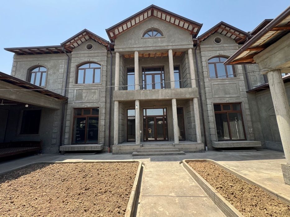 Uchtepa tumani Izza mahallasi 4 sotix 8 xona 570 kv