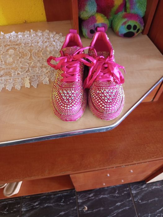 Vând adidasi că noi