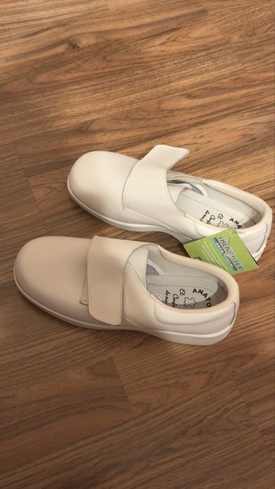 Медицинско сабо от естествена кожа