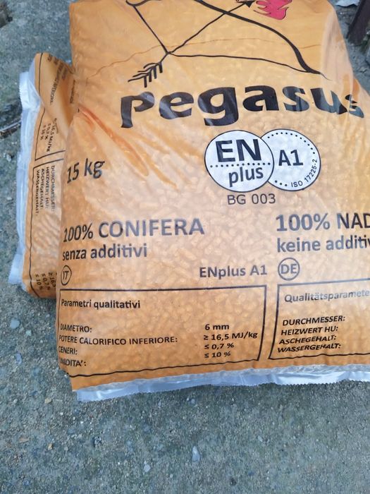 Продавам дървесни пелети