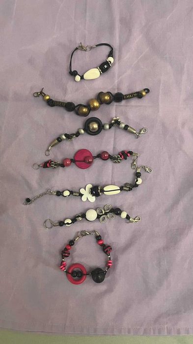 Ръчно изработени от полускъпоценни камъни и мъниста гривни.