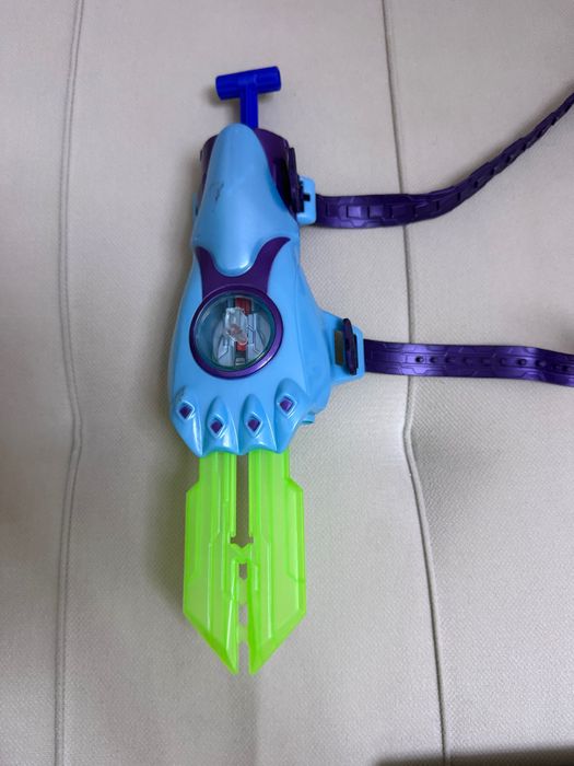 Nerf пистолет на руку с мячом