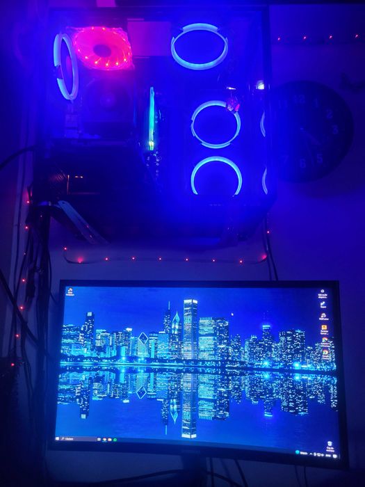 Se vinde PC gaming cu monitor mouse tastatura mosepad si casti