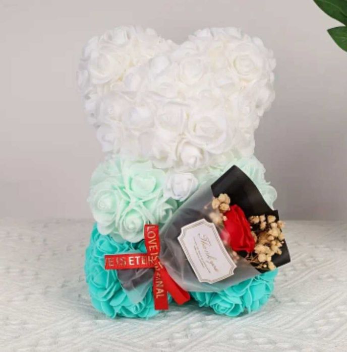 Мечета от рози, и изкустеви рози.