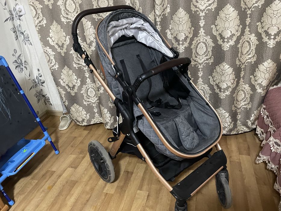 Коляска с люлькой
