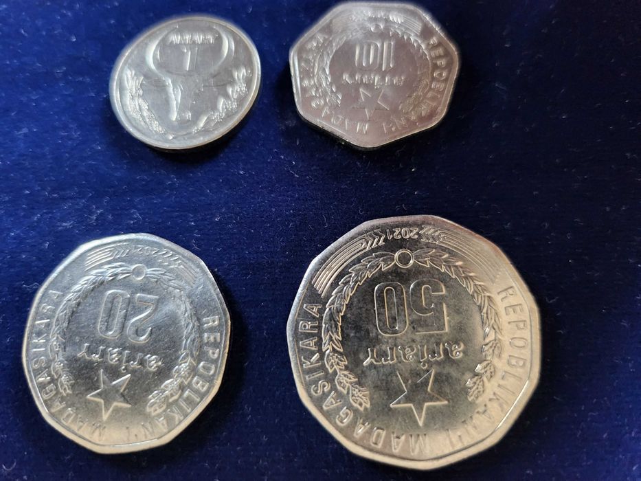 Мадагаскар : банкноти и монети ( ариари) + 3 пътеводителя на френски