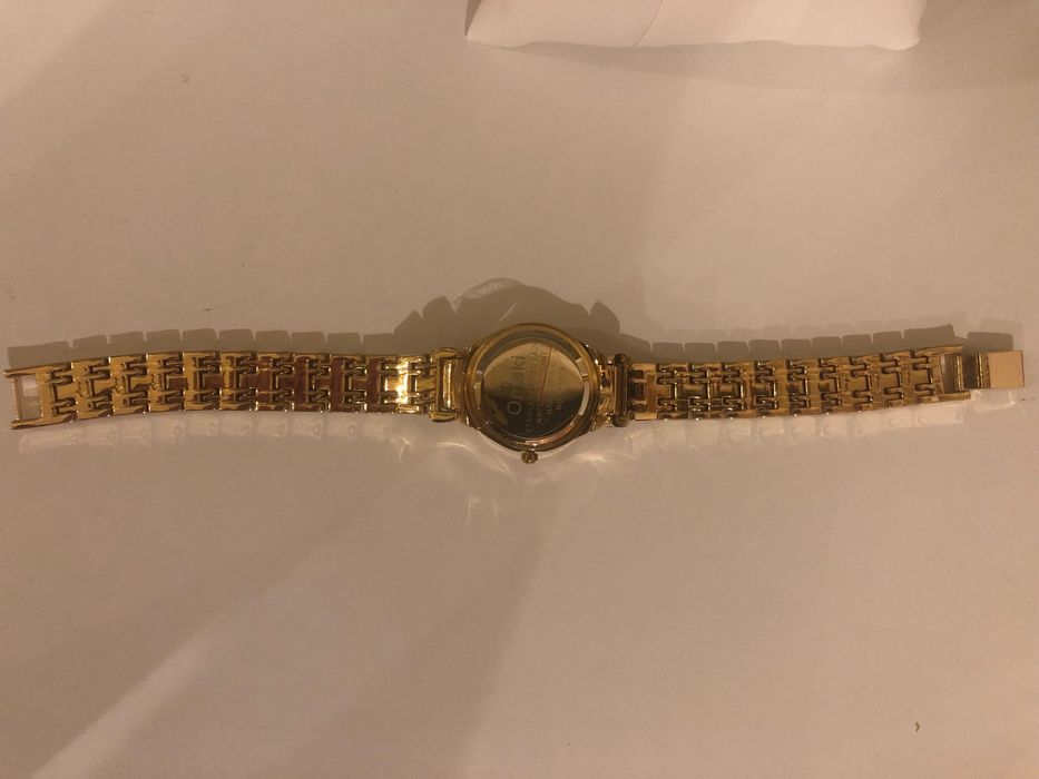 Дамски стилен златен часовник с инкрустация с марката Omaki