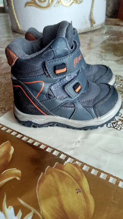 Продам детскую обувь: ботинки