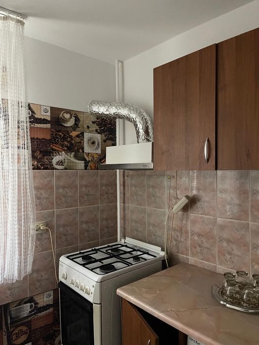 Închiriez GARSONIERĂ conf.1 30mp. zona NORD-Elegant in spatele statiei