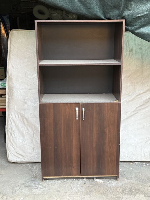 Деревянный шкаф