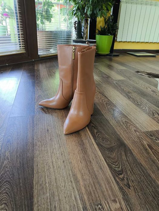 Уникални боти Guess