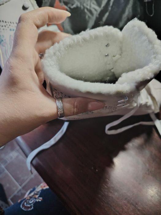 Коньки продам 8000