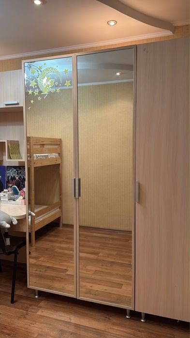 Продам мебель шкаф стол