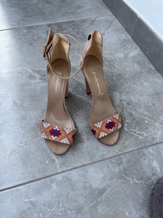 Sandale cu motive populare, marimea 39