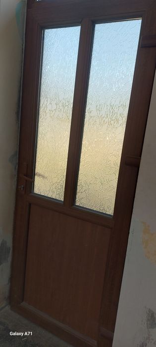Vând ușă de termopan, culoare stejar auriu, cu următoarele dimensiuni: înălțime 277, lățime 90.