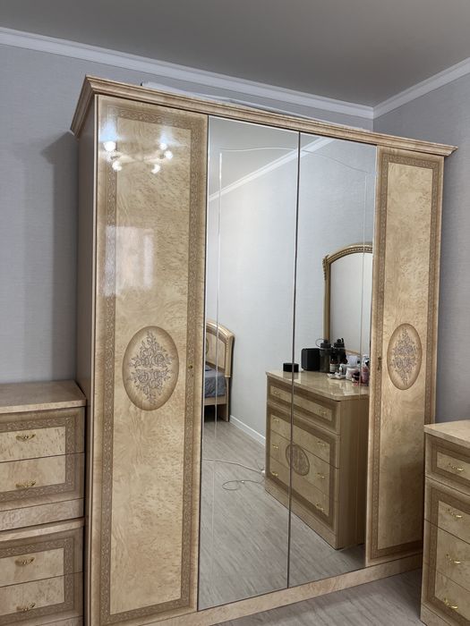 продам шкаф с зеркалом,большой,вместительный