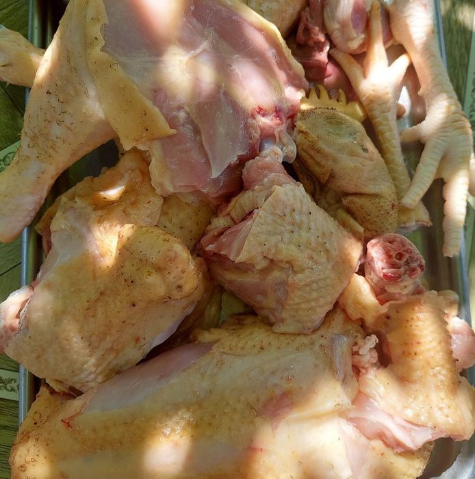 Pui și găini albe de carne tăiate