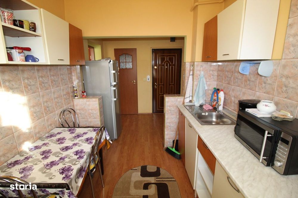 Vând apartament 2 camere în Hunedoara, zona Micro4, 45mp...