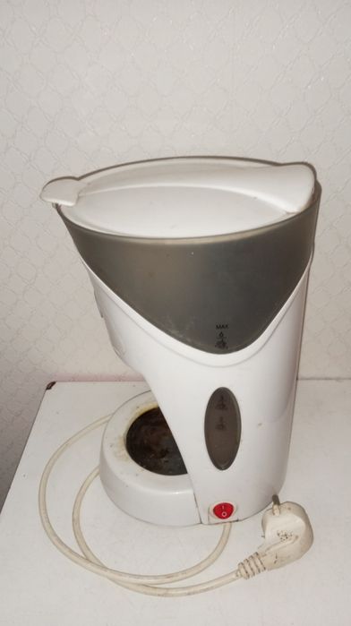 Aparat pentru cafea și ceai cu filtru de hîrtie.
