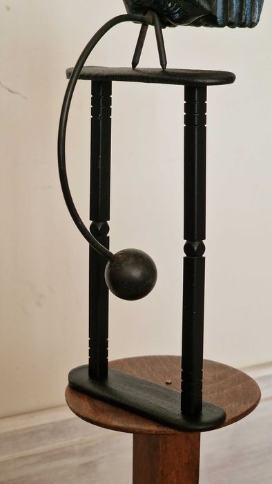 Дървен люлеещ петел на чугунена основа– 30см