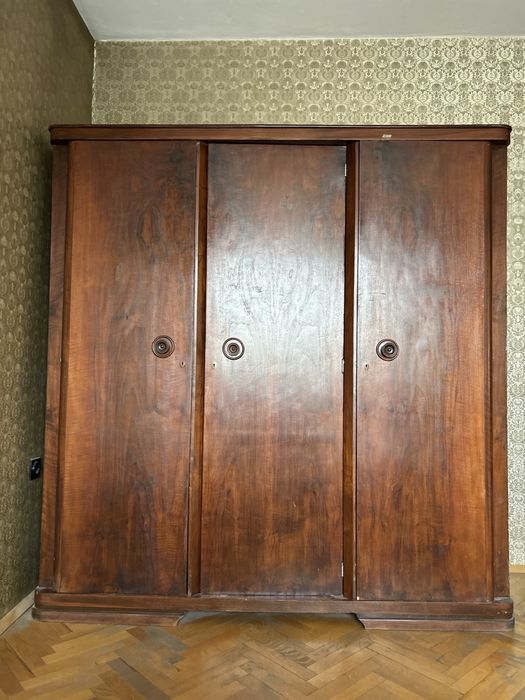 Антикварен трикрилен гардероб орех