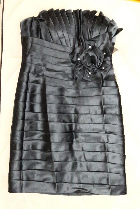 Новое вечернее платье.Размер 46.без брителей.средней длины.