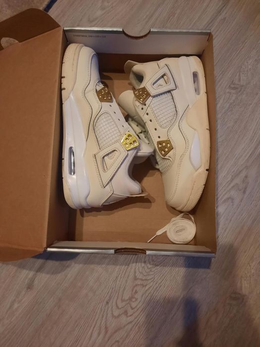 Air Jordan 4 white mettalic