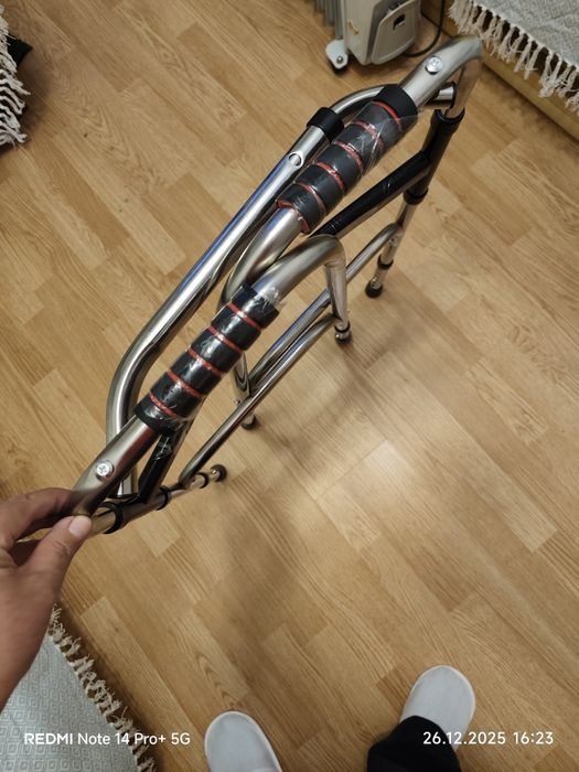 Инвалидная коляска и ходунок