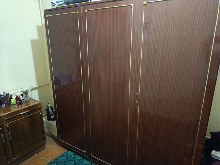 Шкаф кийим куйиш, осиш учун. Кадимги товари зор.