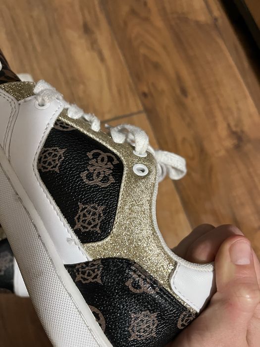 Маратонки Guess.