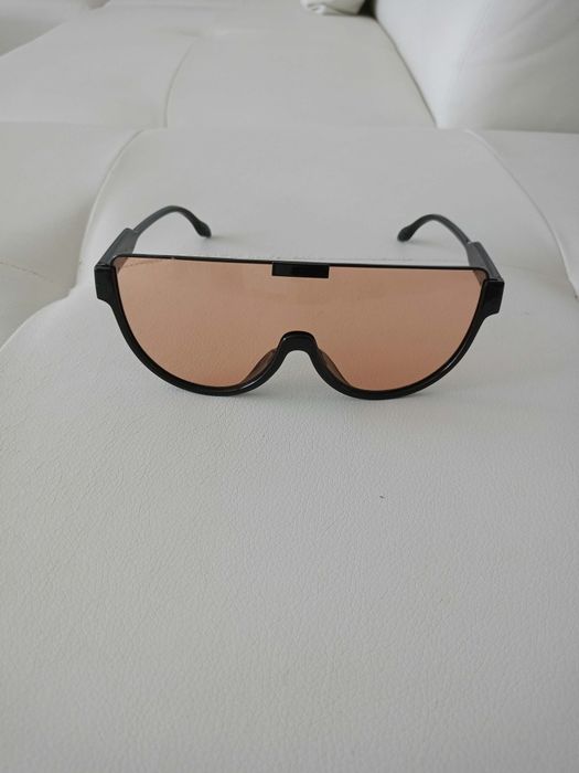 Vând ochelari de soare fashion produs de calitate superioara.