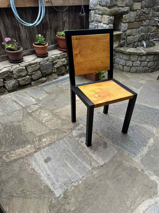 Градиндка маса с пейка и столове от дърво и метал.