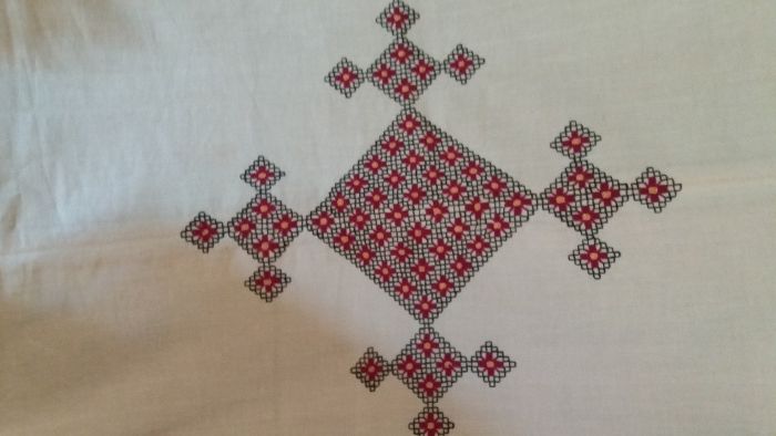 Ръчно бродирани, стилни покривки за маса