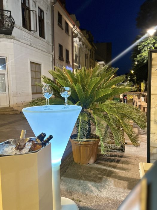 Bar mobil luminat cu mese de cocktail luminate