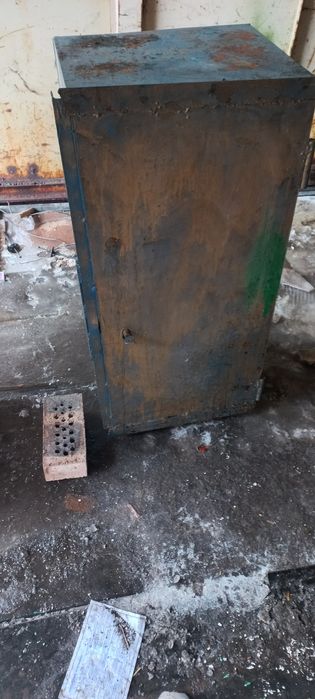 Продам 2 сейфа(железные)