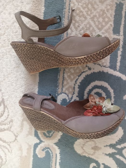 Продам женские босоножки