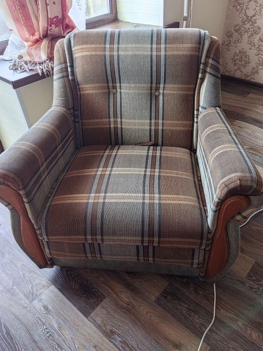 Продам диван с 2 креслами