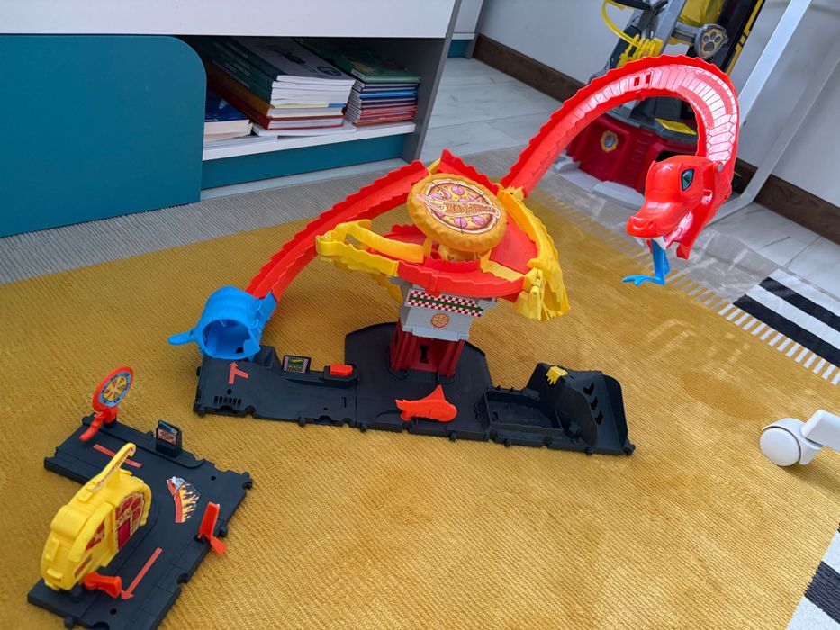 Hot wheels игрален комплект змия в пицария