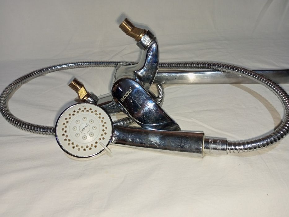 В отличном состоянии Смеситель для ванны.