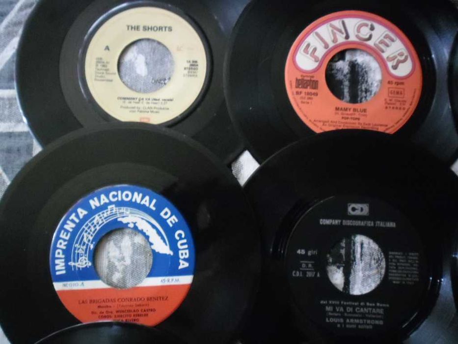 Продавам малки  грамофони плочи