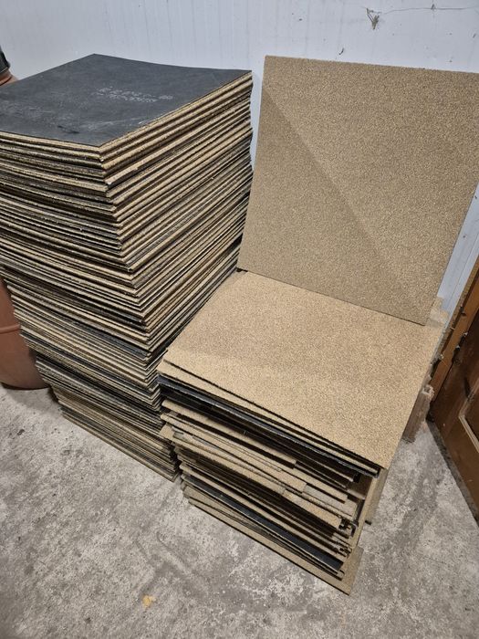 Продавам мокет на плочи