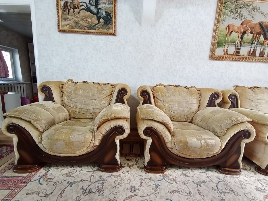 Продаётся раскладной диван с двумя креслами