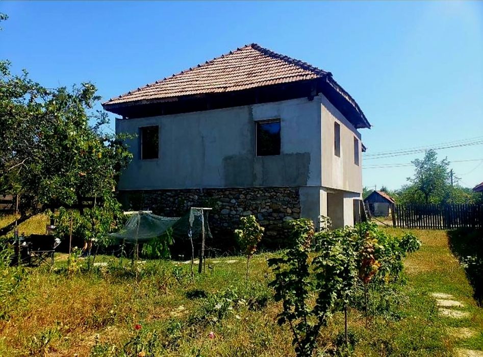 Vând casa aproape de oraș.
