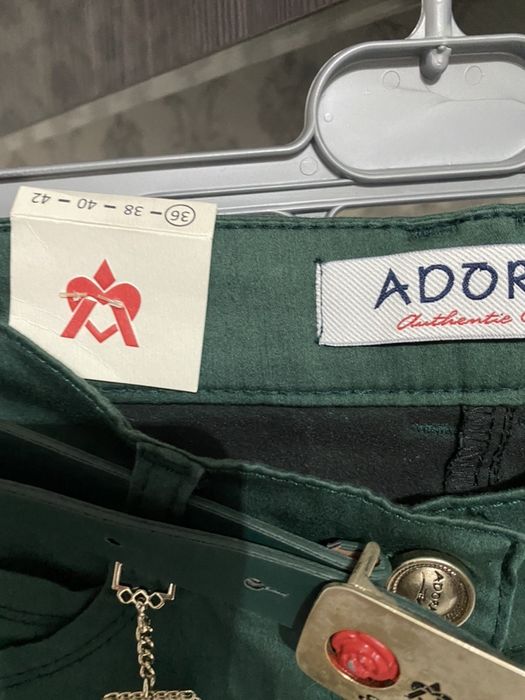 Pantaloni eleganti si blugi
