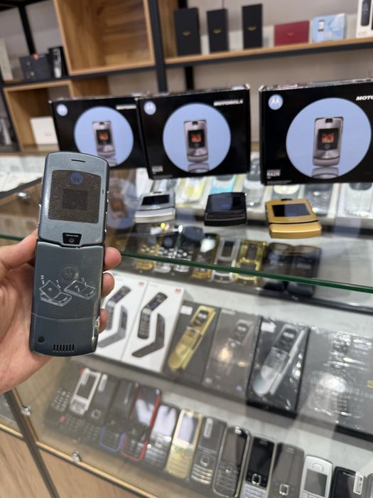 Motorola Rezr V3 i  LEGENDA новый пачка