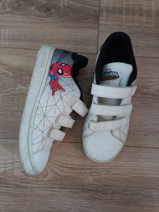 Маратонки Adidas и Pepe Jeans
